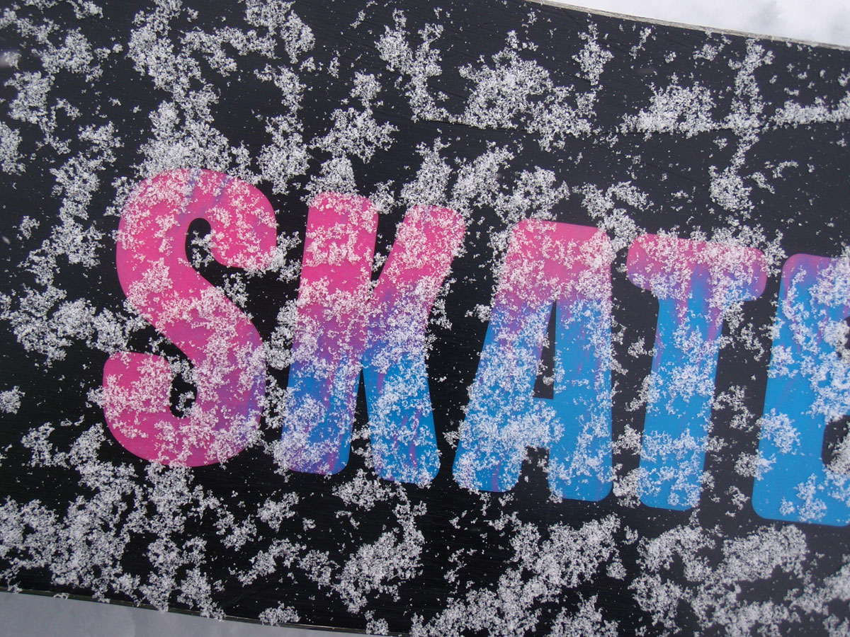 ニセコのパウダーまみれのLibTechのスケートバナナ