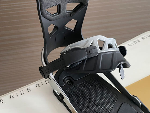 バインディングの位置を調整する金具