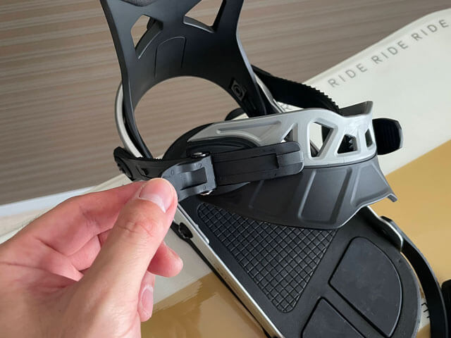 ストラップの長さを調整するためにアジャスターを開いた様子