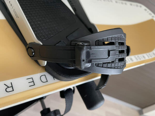 アジャスターを外し、トゥストラップの長さを調整する