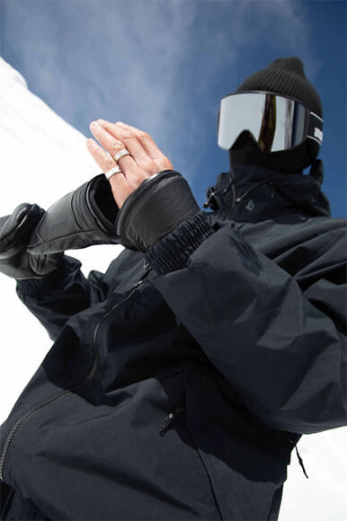 DEATHGRIP GLOVE CO.のHAND OUTテクノロジーのジッパーから実際に手を出している画像