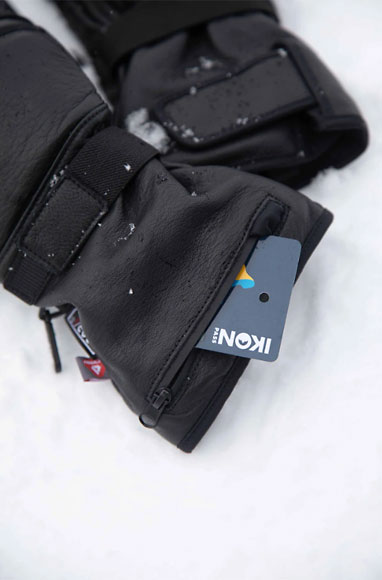 DEATHGRIP GLOVE CO.の収納出来るポケットにICチケットを入れている画像