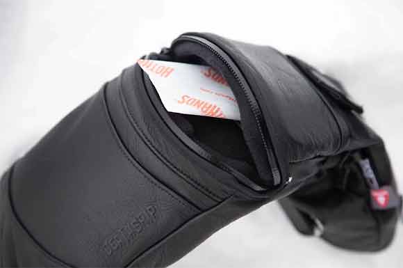 DEATHGRIP GLOVE CO.のヒートホルダーに実際にカイロを入れている画像